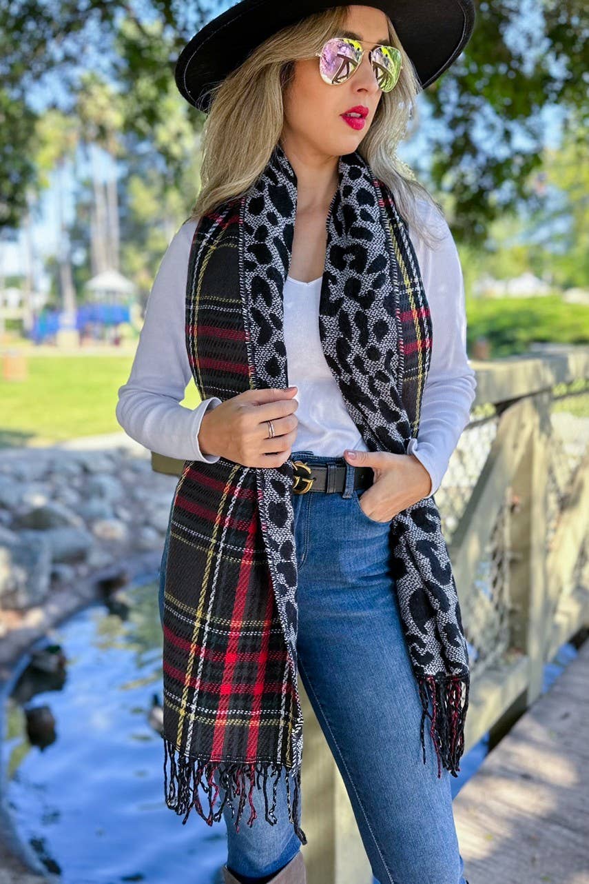 Nero Poncho reversibile bifacciale nero e leopardato con bottone in vendita all'ingrosso su Faire5