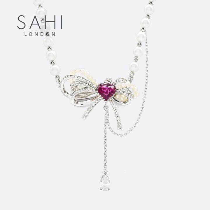 Collier Charm Cœur d'Amour Sahi en Émail et Perle pour la vente par SAHI LONDON LTD