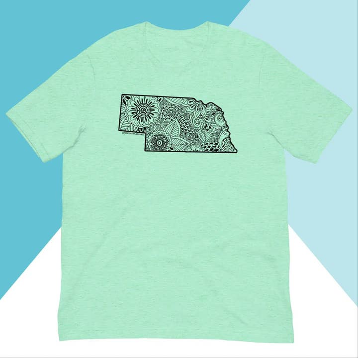 T-shirt unisexe Mandala floral du Nebraska pour la vente par North Owl Apparel