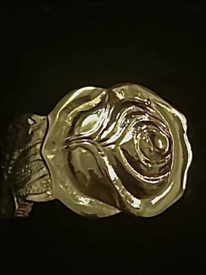 Bague Rose Dorée pour la vente par Fly Me To The Spoon