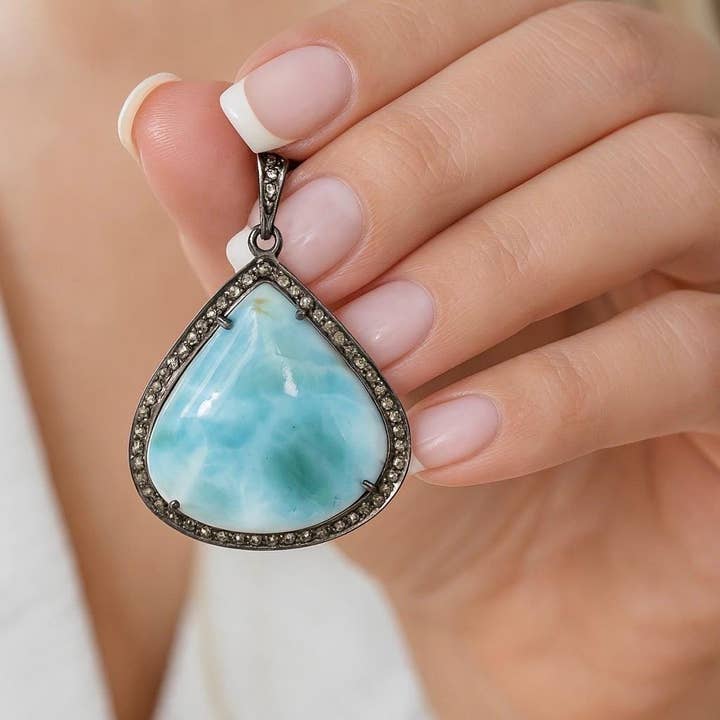 Pendentif en pierre précieuse de larimar, pendentif en argent sterling avec pavé de diamants, bijou de guérison spirituelle en cristal, énergie d'aura chakra pierre de naissance de décembre. pour la vente par Akstar Gems