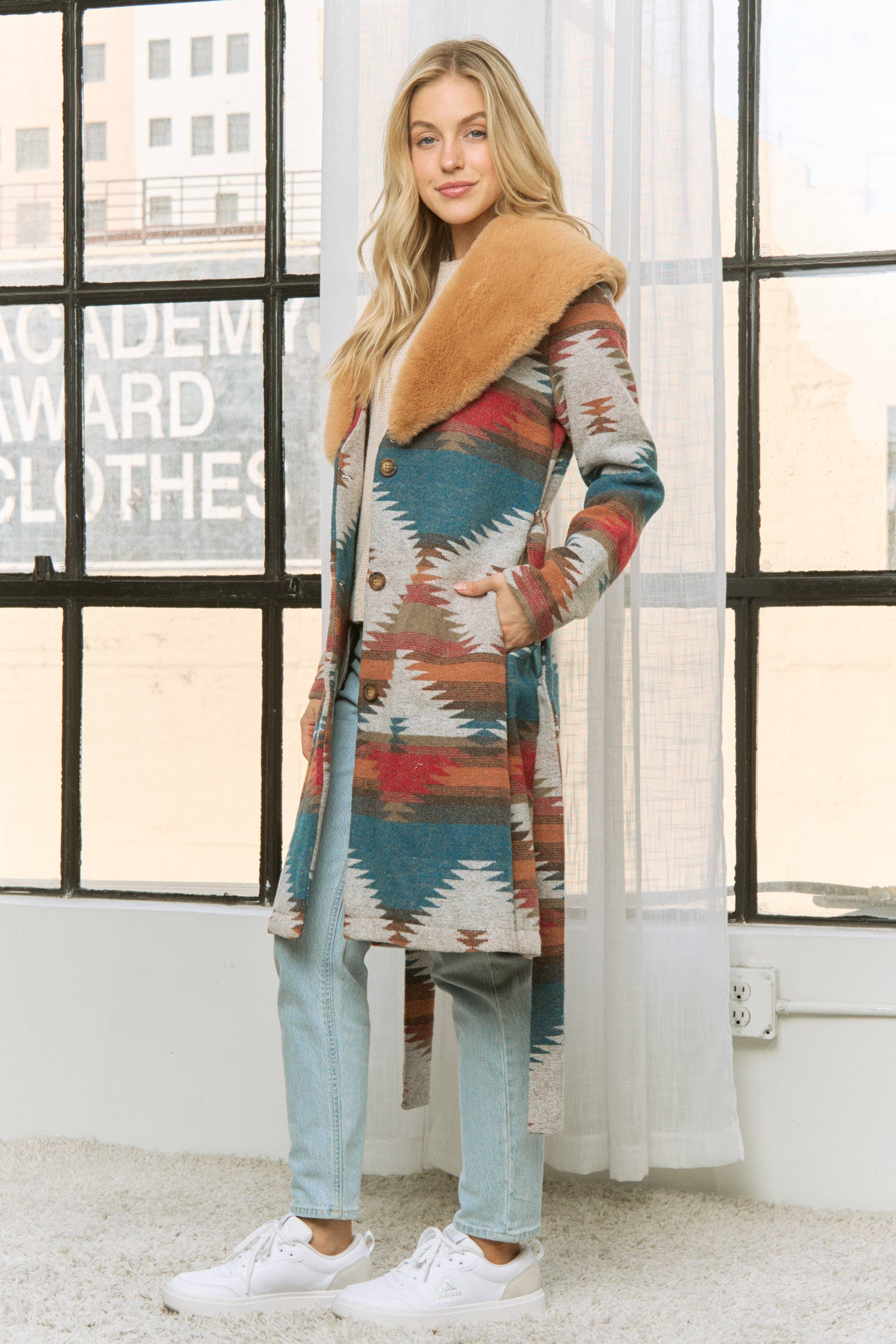 Sweet Generis - Venta al por mayor Sobrecamisa - Mujer - CHAQUETA AZTECA CON CUELLO REDONDO DE PIEL EN CONTRASTE18