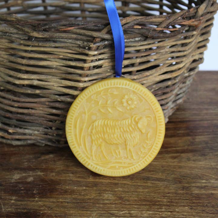 Décoration artisanale en cire d'abeille Primitive Ram German Springerle pour la vente par Happy Honey Bee Co.