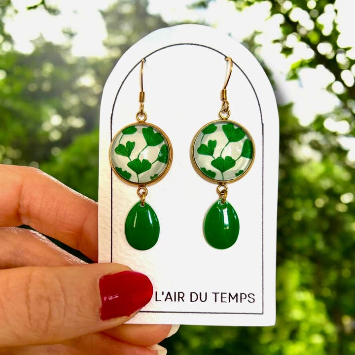 BOUCLES D'OREILLES pendantes feuilles de ginkgo, email vert, finition dorée ou argentée pour la vente par Dans l'Air du Temps Bijoux