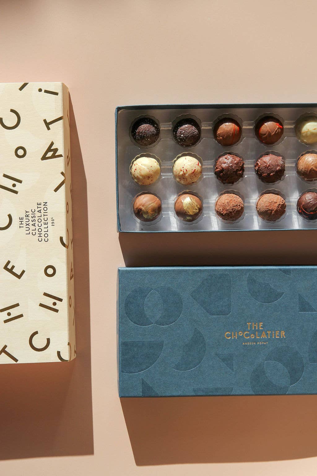 The Chocolatier - Wholesale Chocolate Box - THE LUXURY
CLASSIC COLLECTION
18 WATER GANACHES & PRALINES1