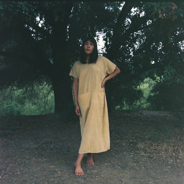 Robe rituelle teinte à la main en doré pour la vente par rainbow + yarrow