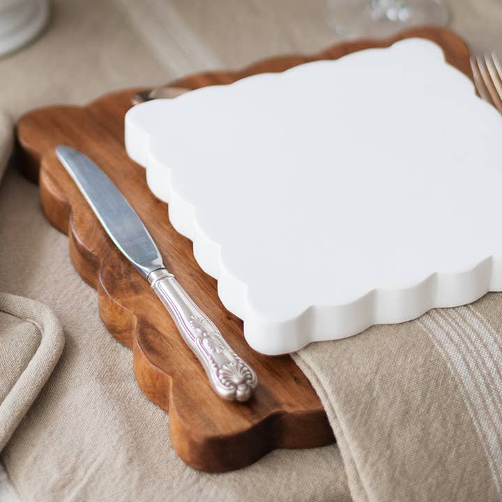 etúHOME – Großhandel Schneidebretter – Schneidebrett mit gewelltem Rand, mittleres Quadrat9