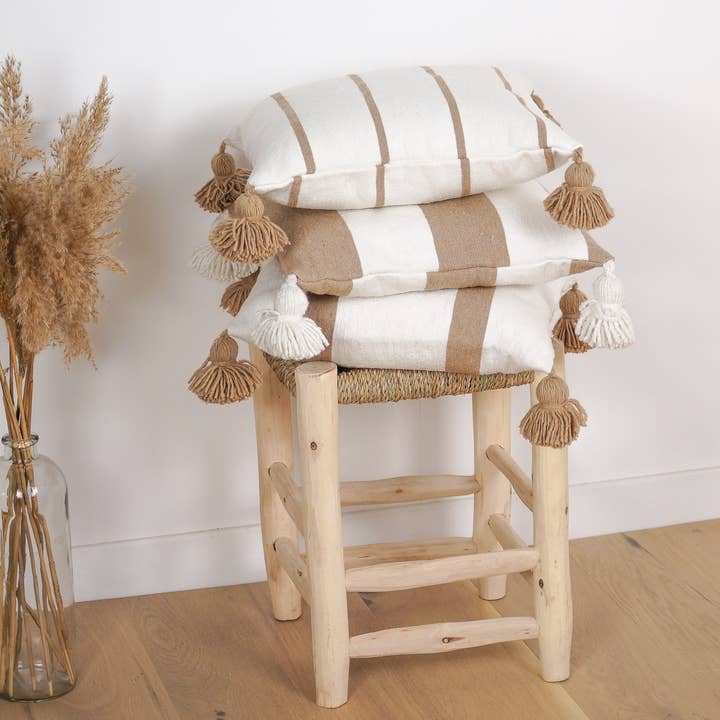 Ecru pude med kvaster og fine kamelstriber for engroshandel hos Bohome Living