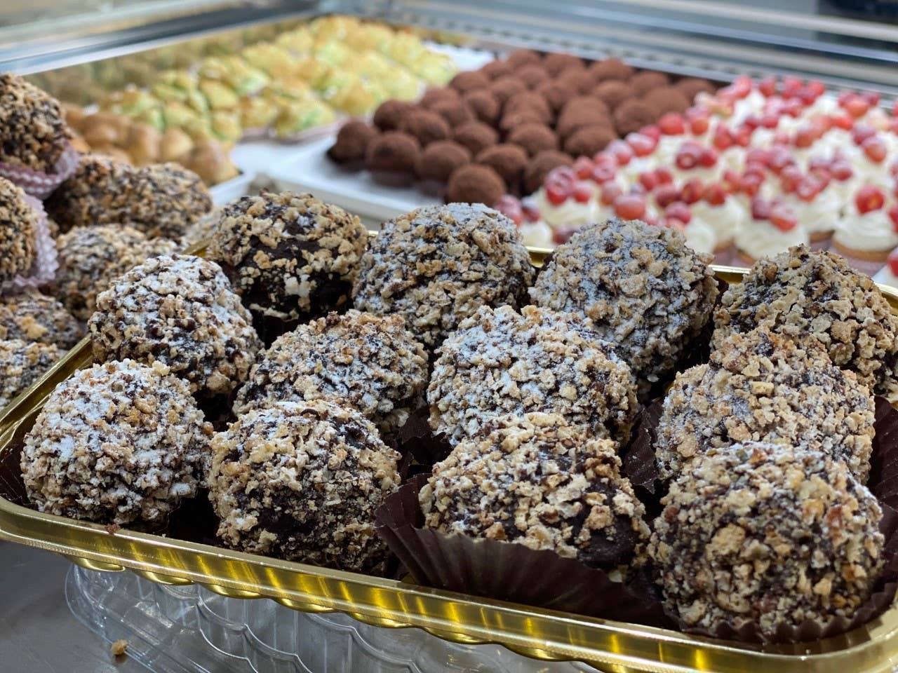 Pasticceria Mokador f.lli Sclafani - Wholesale Chocolate Covered Sweets - Artisan Chocolate Truffles with Amaretto Grains1