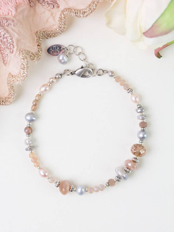 Bracelets simples en cristal, pierre de lune pêche, perle d'eau douce 7,5-8,5" Blush pour la vente par Anne Vaughan Designs Jewelry