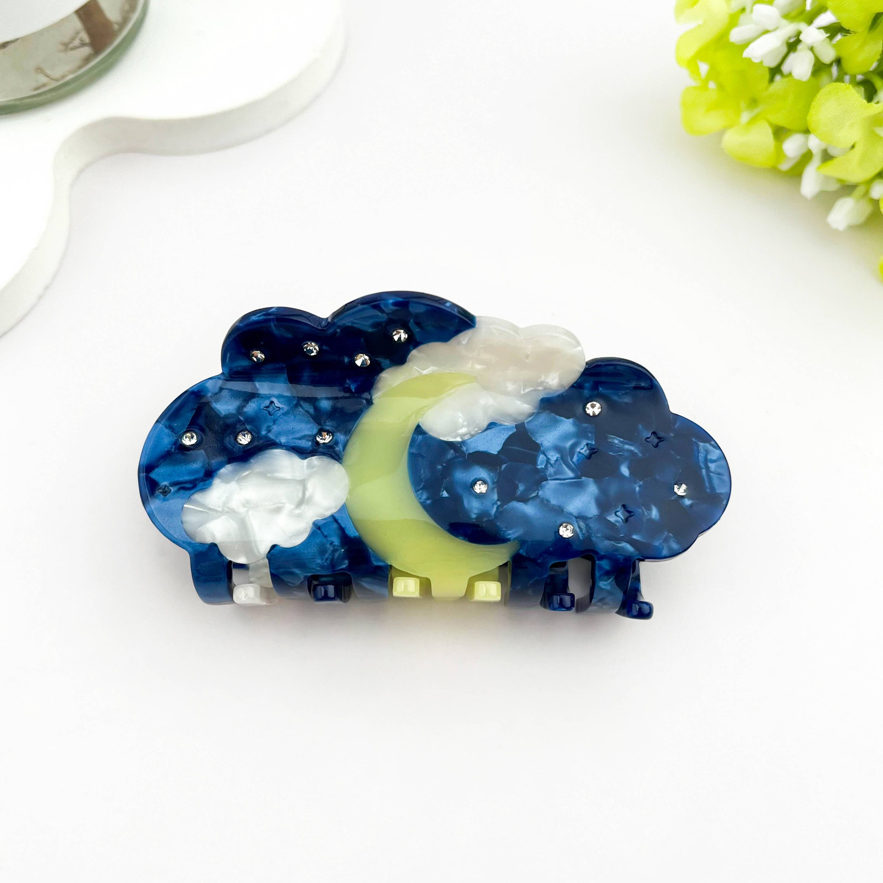 Blå Hårklämma i acetat med måne, moln och stjärnhimmel med strass för wholesale på Faire2