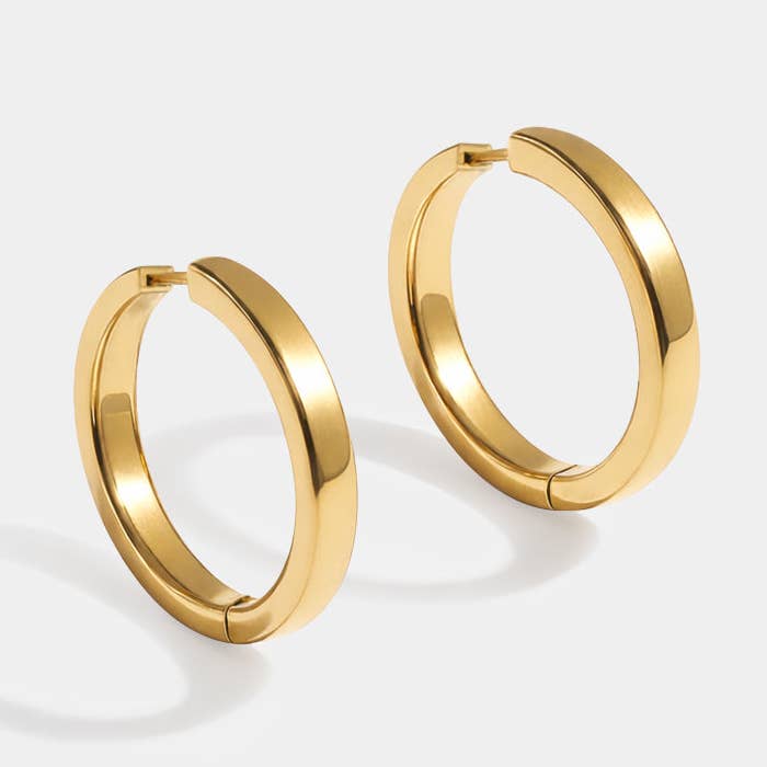 Golden hoop earrings in stainless steel - SS253E006GL for wholesale by Bizou