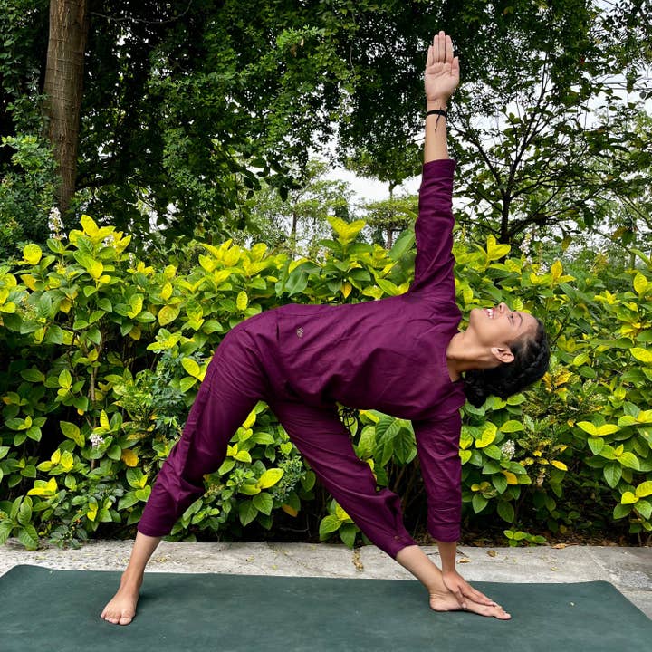 Top da yoga in cotone da donna viola - Chandra per la vendita all'ingrosso da parte di AKISO