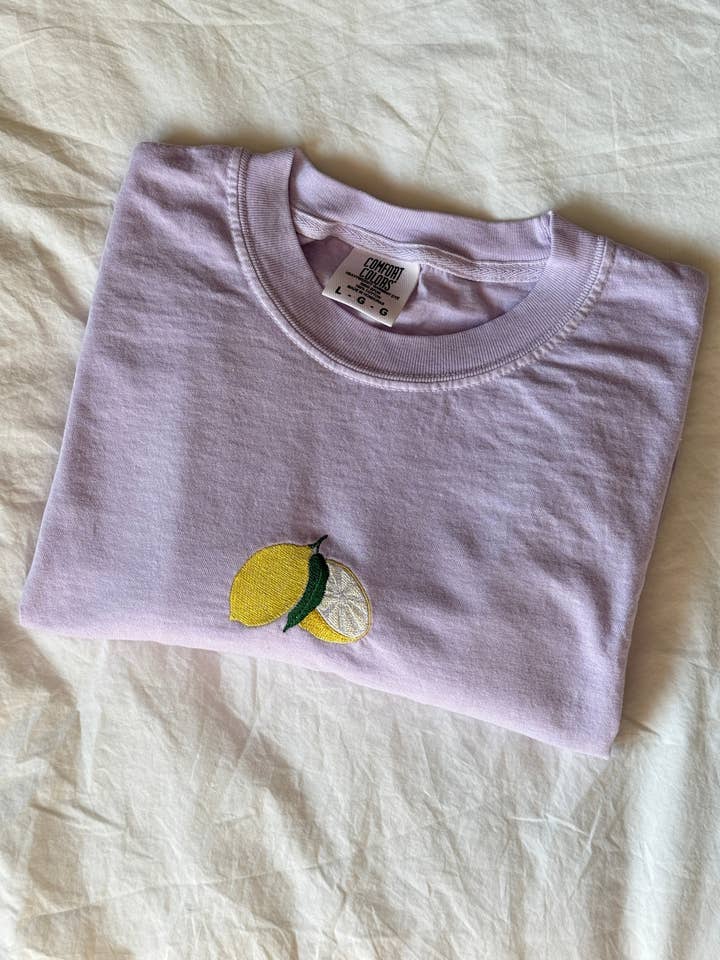 T-shirt Orchidée avec Citron Brodé pour la vente par Thread & Table