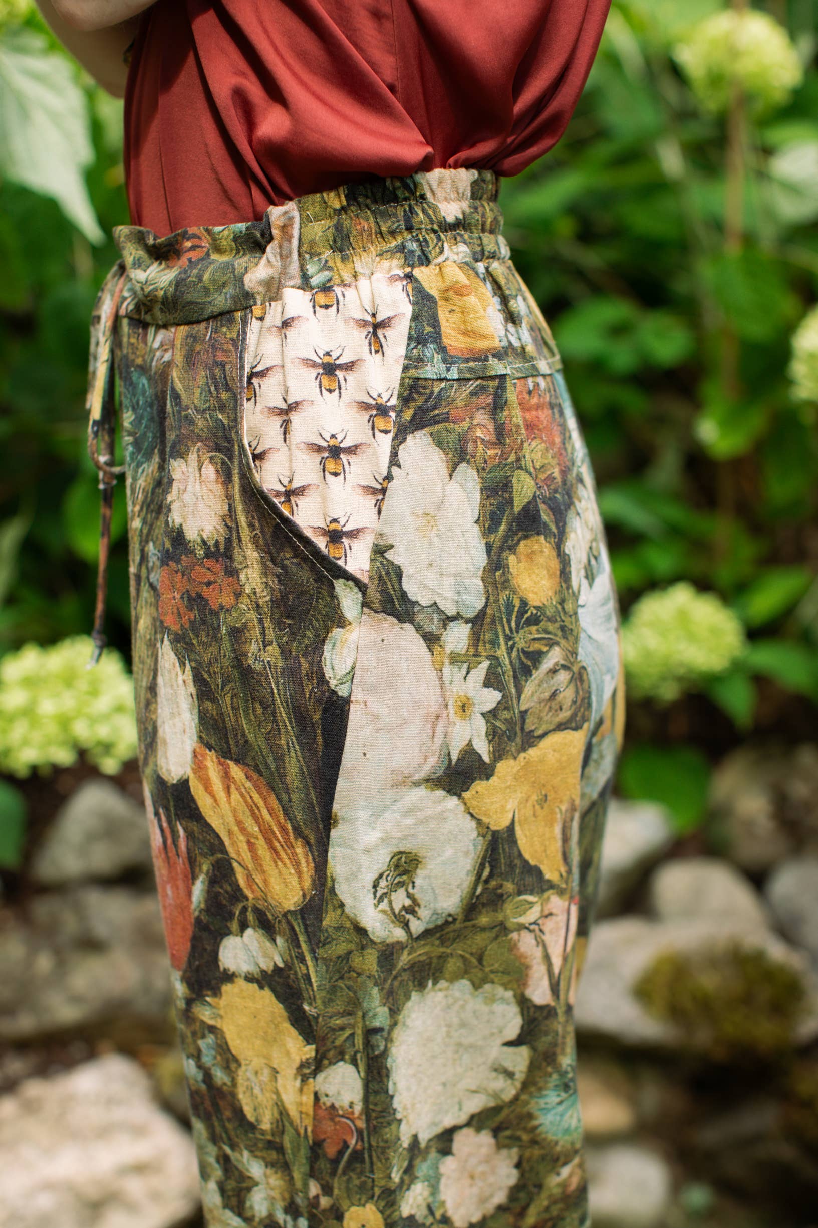 Market of Stars (USA) – Calças - Mulher por atacado – Sonho em Flores Calças de Artista de Linho Cortadas c/ Abelhas Florais3