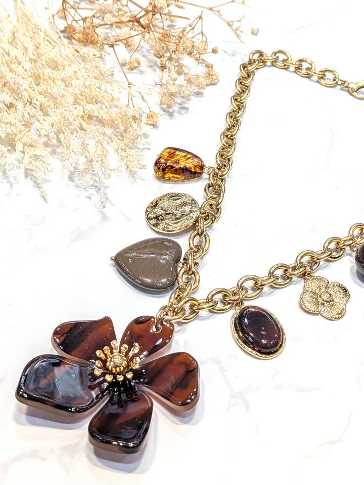 46608CO Resin flower necklace in stainless steel for wholesale by LOLO & YAYA