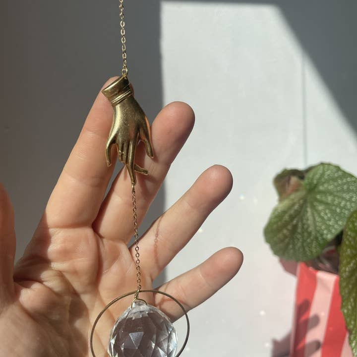von Lani = Jewellry + Suncatchers – Suncatcher por atacado – Suncatcher com mão decorativa e prisma de cristal para janela5