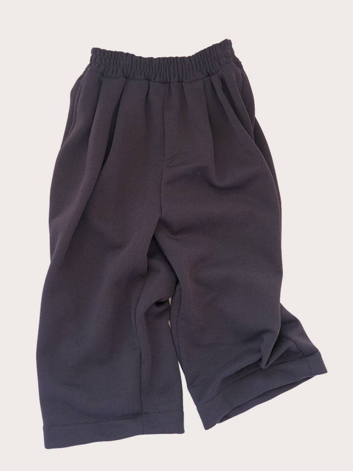 Joggers Noa plissés à jambe large pour la vente par Studio Koter