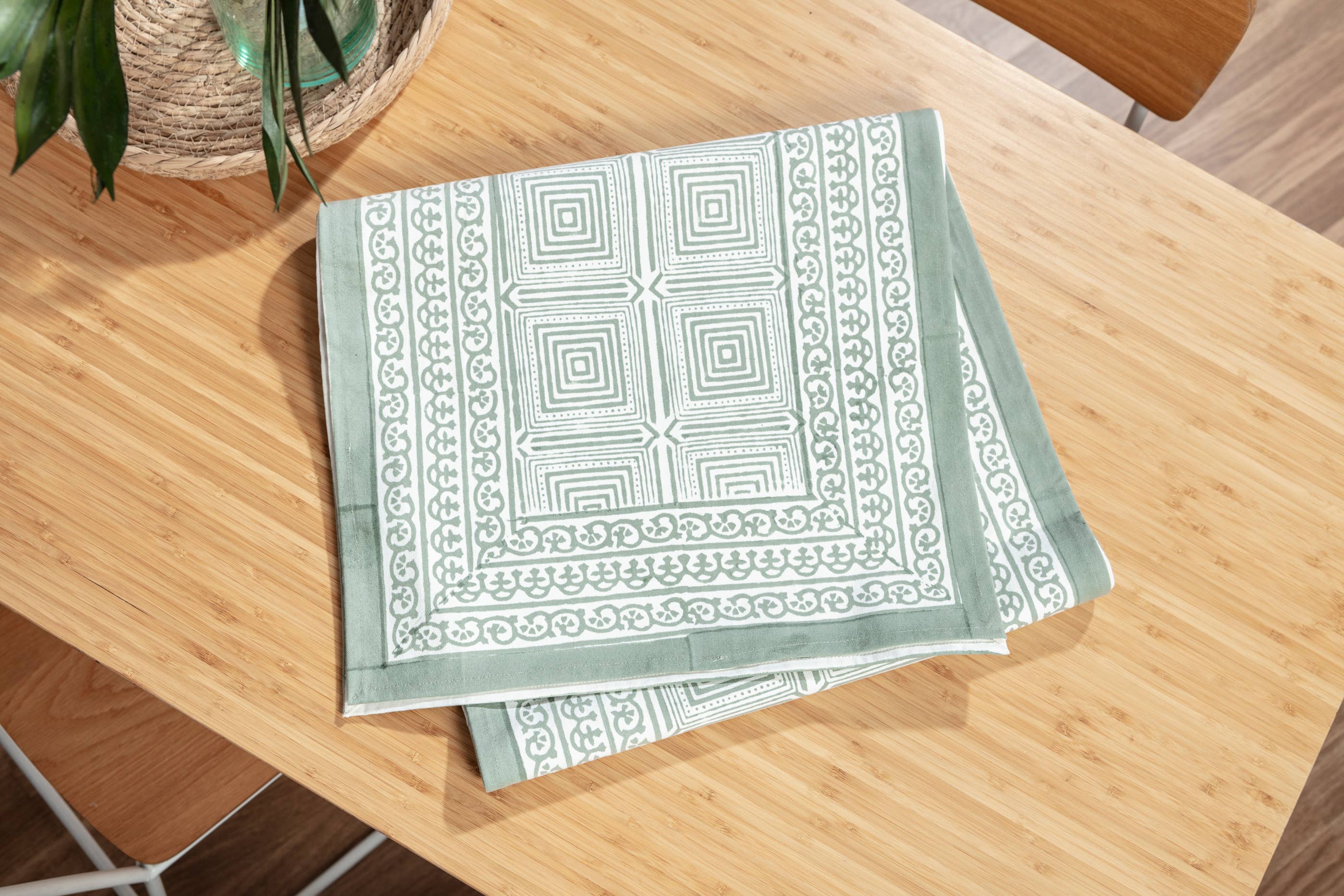 Effortless Trading co – Engroshandel Bordløber – Sage grøn geobloktrykt bordløber1