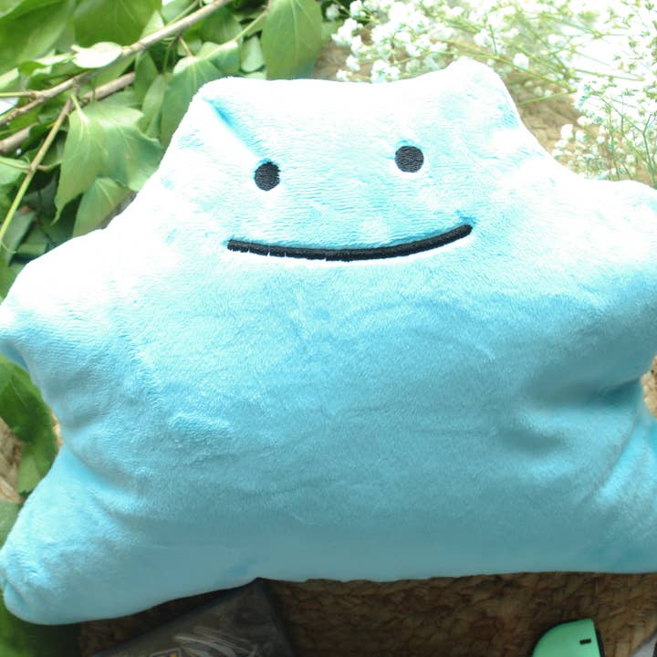 Mamukeeto – wholesale Dekorativ kudde – Ditto Plyschkudde | Pokémon | Handgjord | Shiny Ditto | Nostalgisk | 2000-tals Merch | Söt Gåva | Gamer Kudde | Gamer Gåva | 14" x 8"1