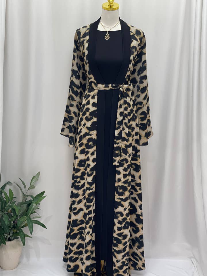 Set Abaya Leopard Flow per la vendita all'ingrosso da parte di Palestinian Elegance