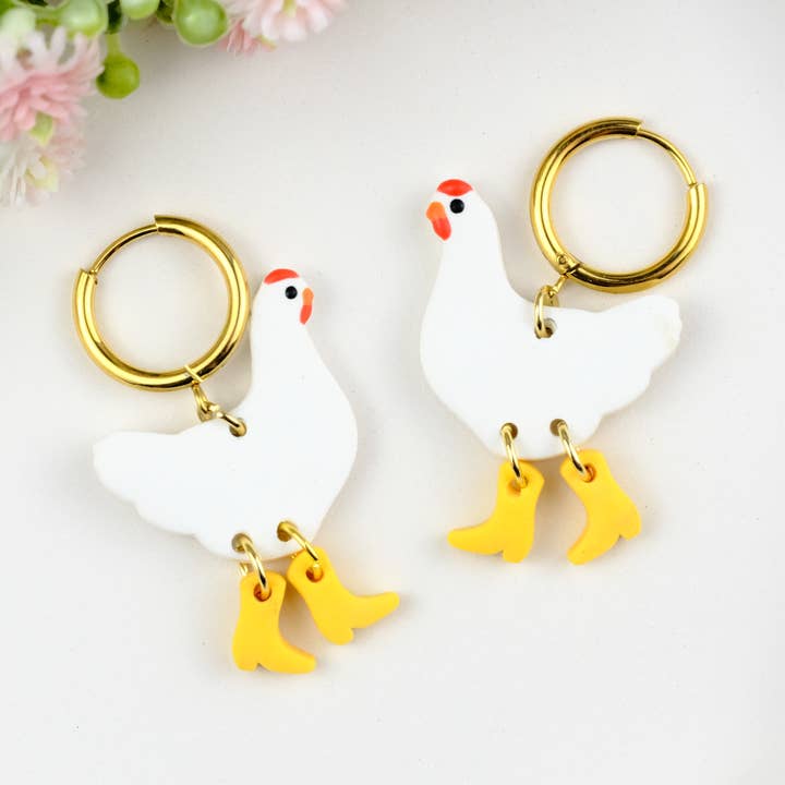 Boucles d'oreilles en argile polymère Poulet de printemps avec bottes pour la vente par Mom’sClayCo
