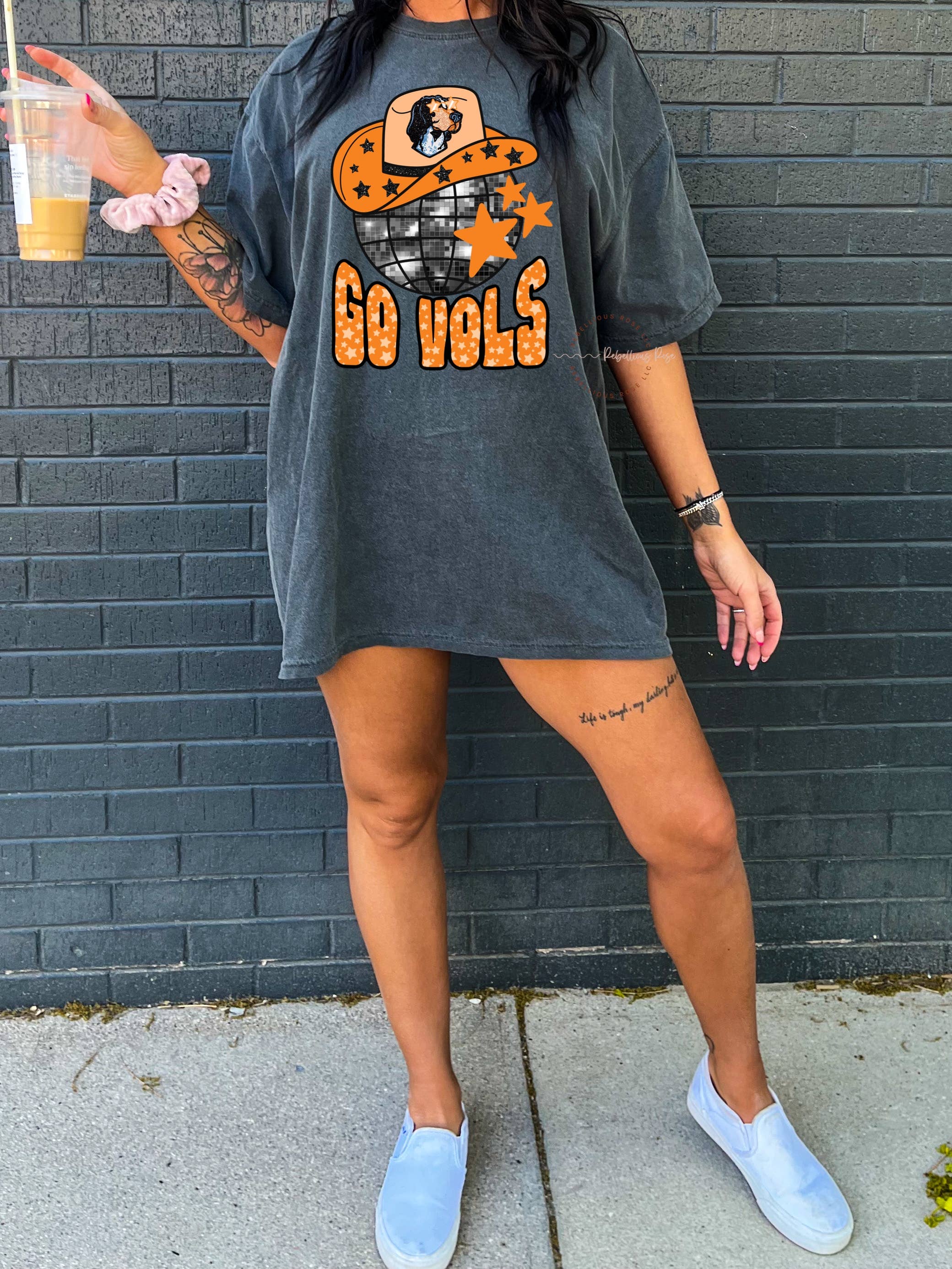 Rebellious Rose LLC - Vendita all'ingrosso Tunica - Donna - T-shirt con grafica Go Vols Disco Tennessee