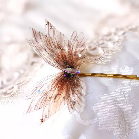 Gouden haarspeld met zes nimfenvleugels in kastanjebruine tint voor wholesale door Faërie