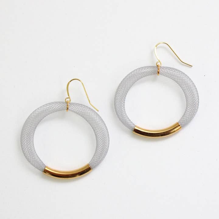 Grauer Mesh-Creolen Gold für den Großhandel von Sylca Designs