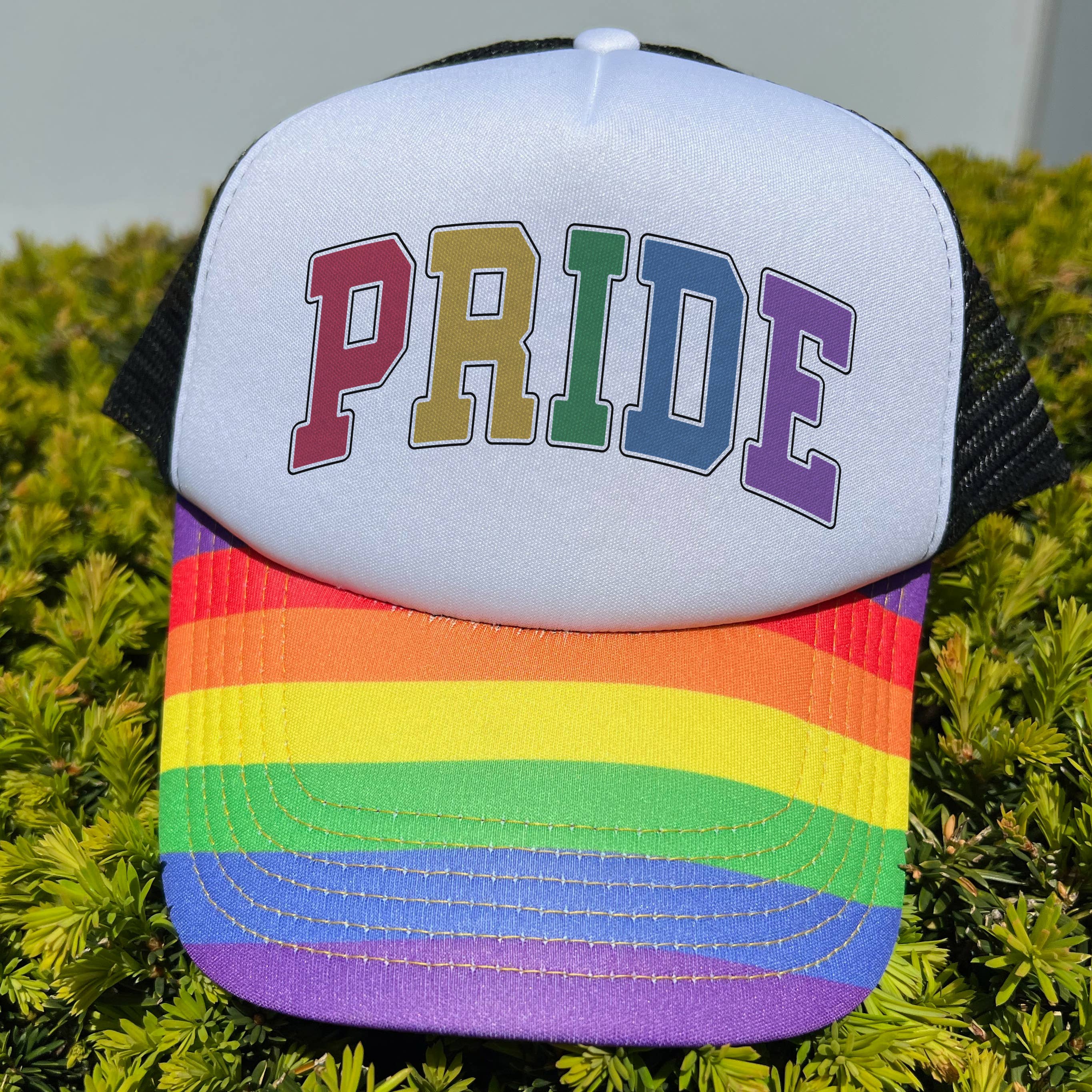 Weiß/Schwarz/Regenbogen Pride Rainbow Arch Trucker-Mütze in Regenbogenfarben für den Großhandel auf Faire1