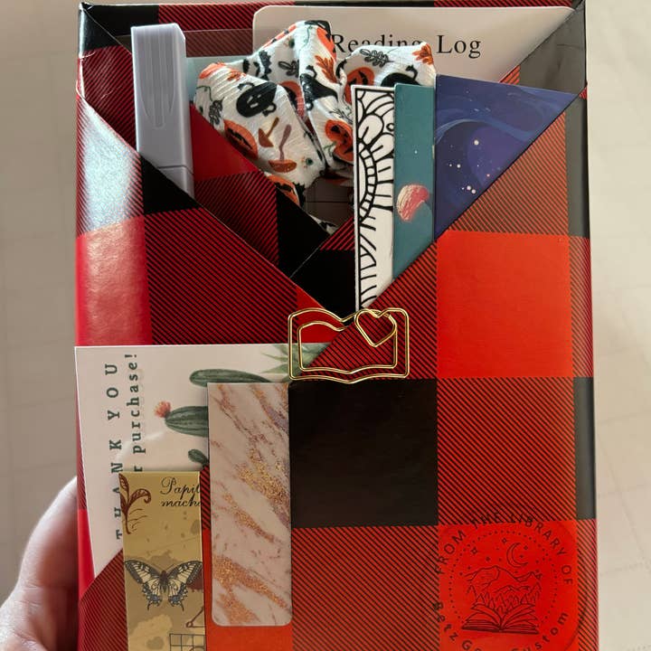 Ley Amber Collective - Wholesale Crafts, Hobbies & DIY - Blind Date With a Book (Paperback)9