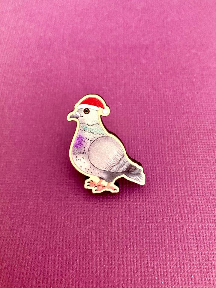 Badge en bois représentant un petit pigeon festif pour la vente par RatBeanKat