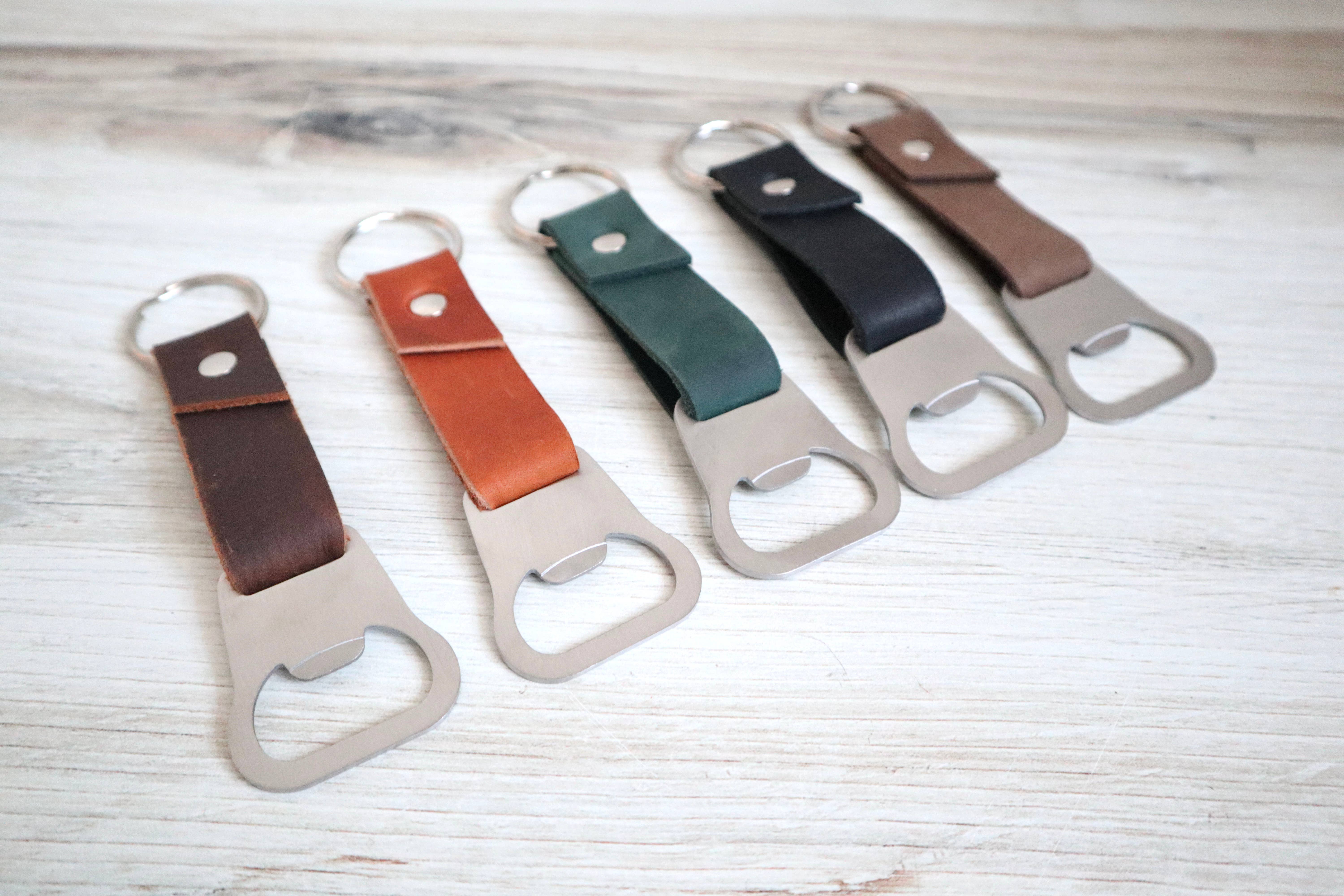 Blu Mountain Co – Engroshandel Nøglering - Unisex – Nøglering med læder og flaskeåbner6