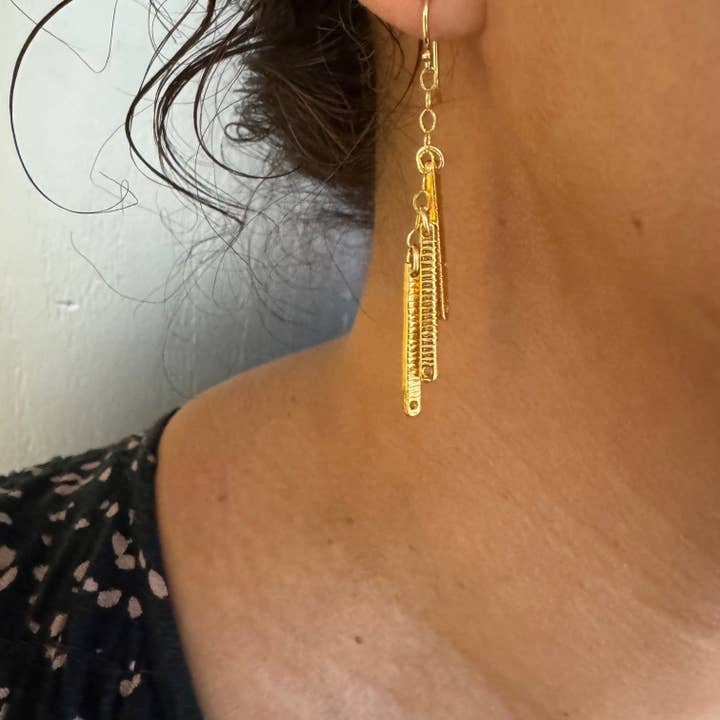 Quédate Pendientes Dorados para venta al por mayor de Lexi Jewelry