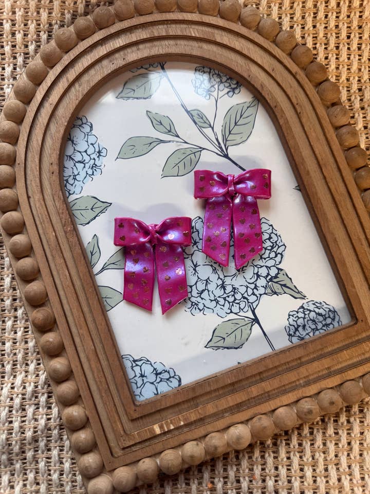 Lyserøde Hjerte Konfetti Sløjfer | Håndlavede Øreringe af Polymer Ler for engroshandel hos Watch Me Bloom