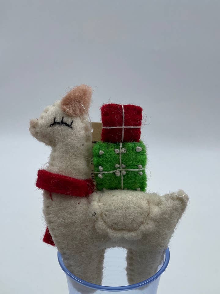 Ornamento/Decorazione Natalizia in Feltro Fatto a Mano a Forma di Cervo per la vendita all'ingrosso da parte di Funky Yak Ltd