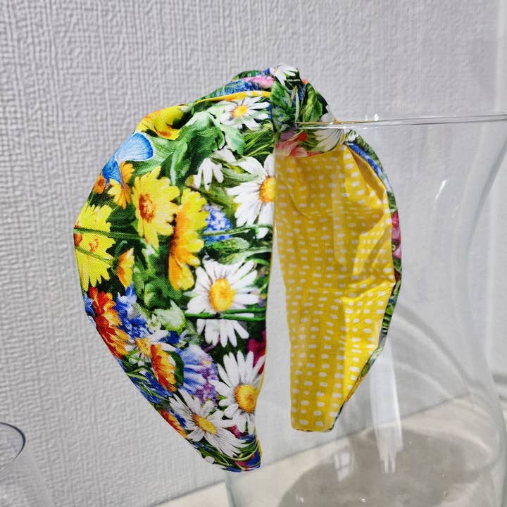 Forår Blomster Tusindfryd Sommerfugle Bluebells Stof Hårbånd for engroshandel hos Bee my Oyster