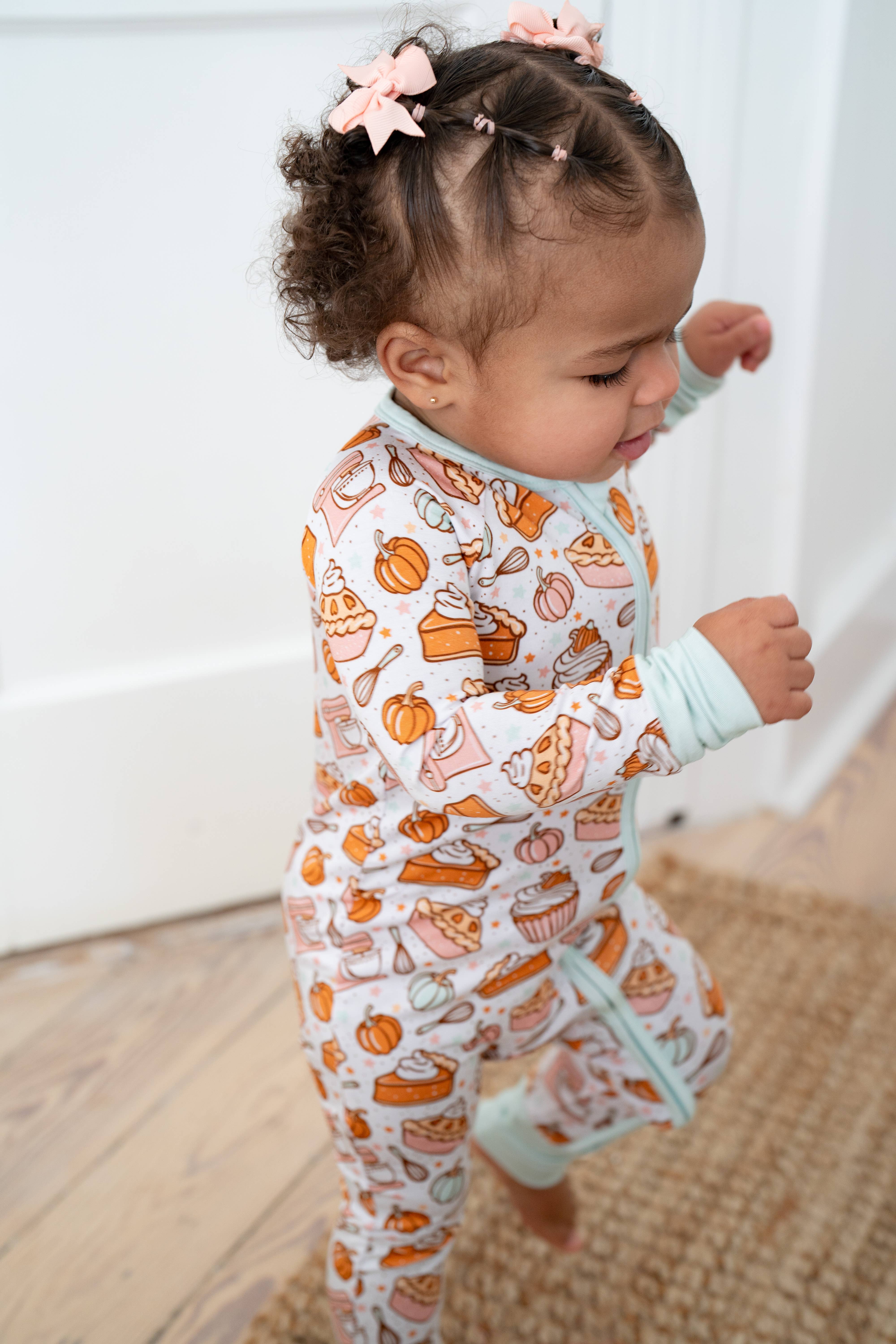 Boosh Baby - Vente Bas de pyjama – enfant - Pyjama grenouillère en bambou Zippy pour la cuisson des tartes à la citrouille pendant les fêtes 🥧 ✨3
