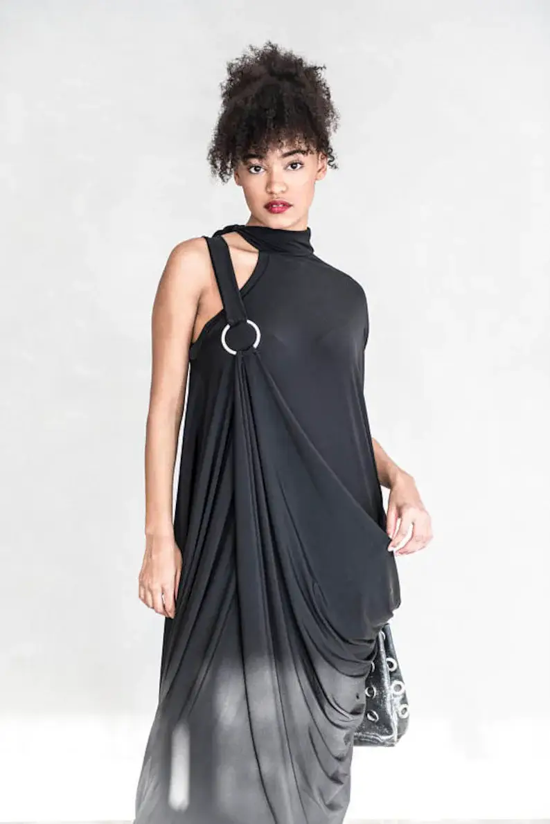 RALELE EOOD – Engroshandel Kjole - Dame – Sort maxi kjole med gudindestil, antik græsk inspireret, off-shoulder1