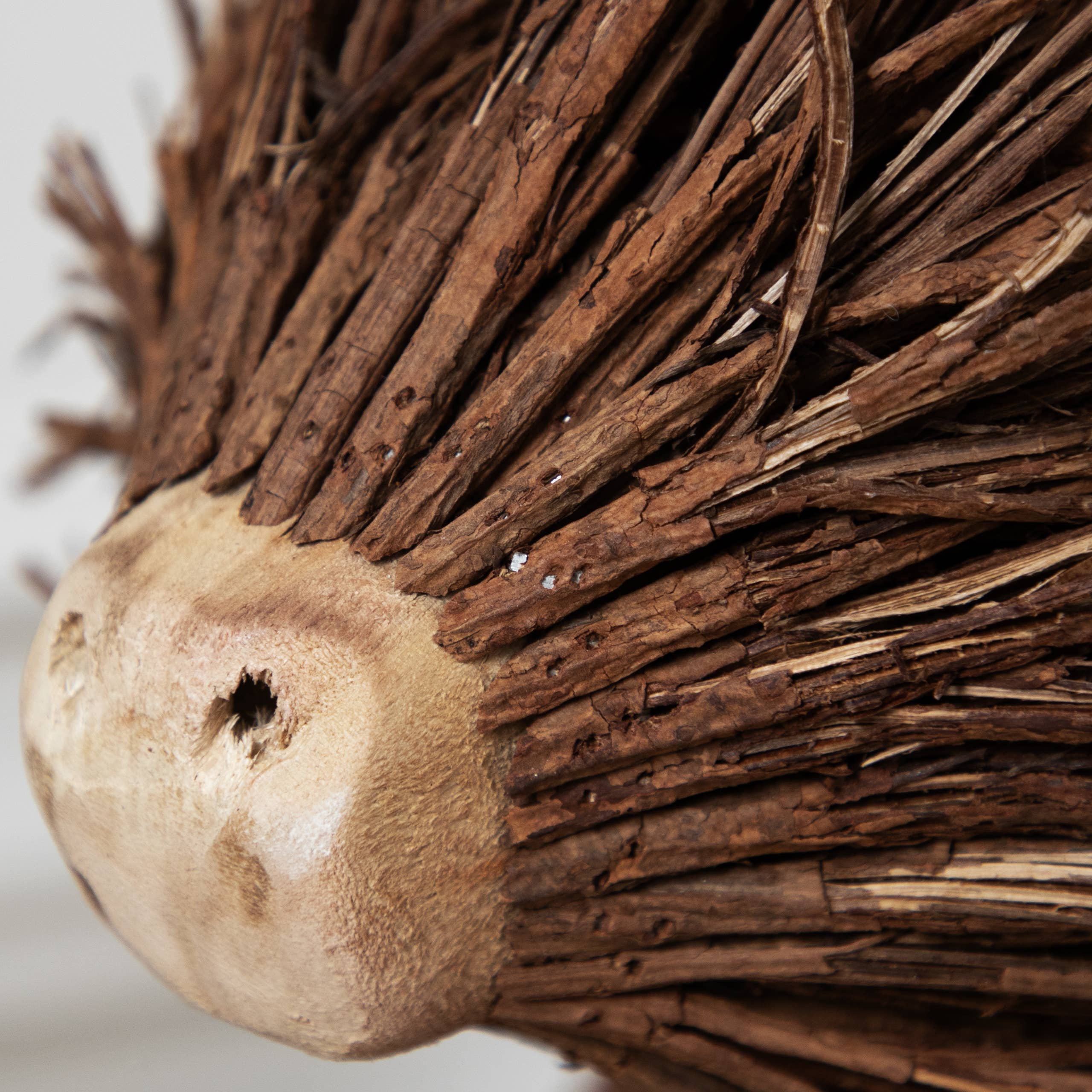 Marrón Escultura de madera de ciervo de pie de Stirling, color marrón de venta al por mayor en Faire3