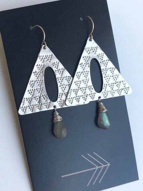 Boucles d'oreilles triangulaires aztèques en pierres précieuses pour la vente par CARO DESIGNS