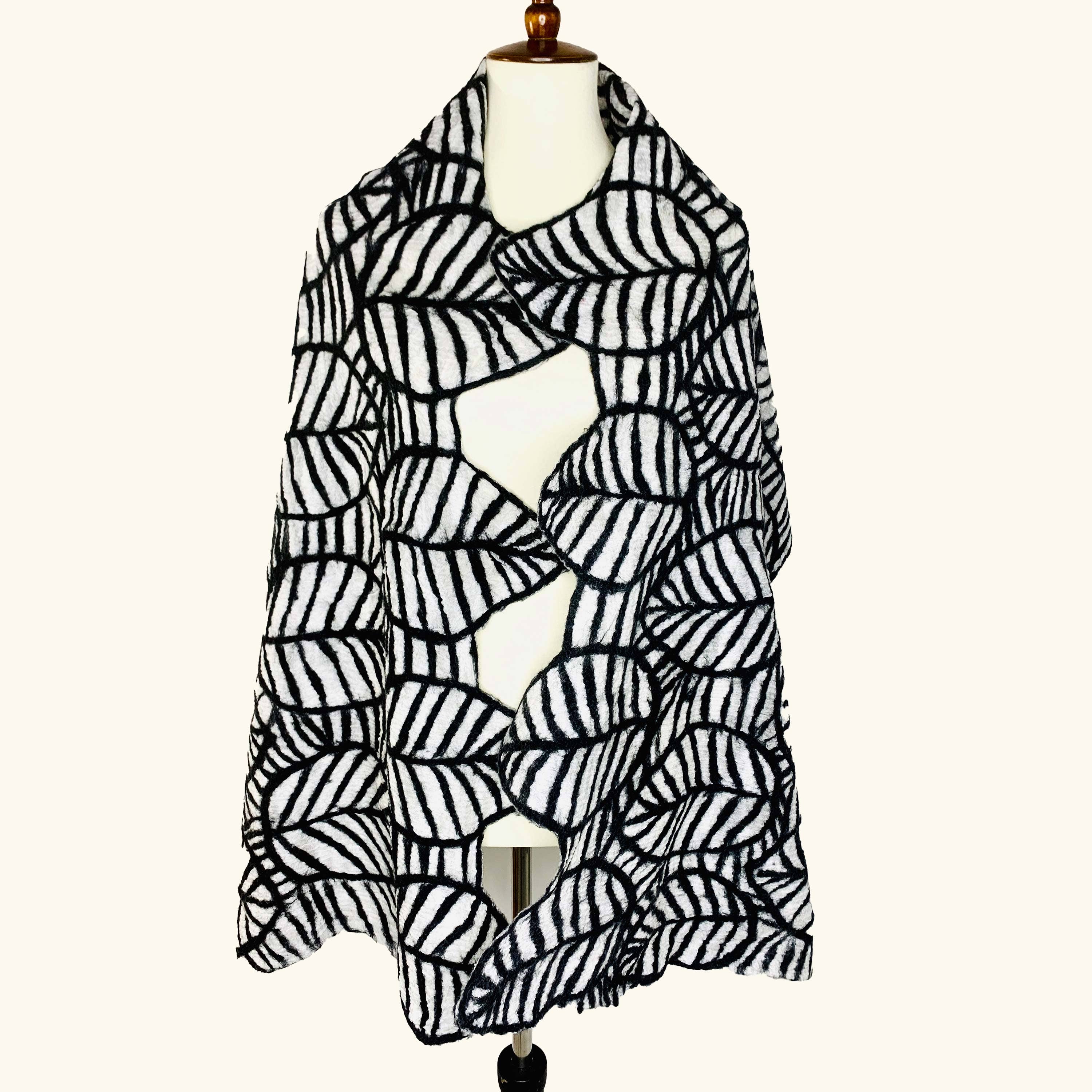 Pomegranate Moon – wholesale Wrap - Dam – Skisserad bladomslag2