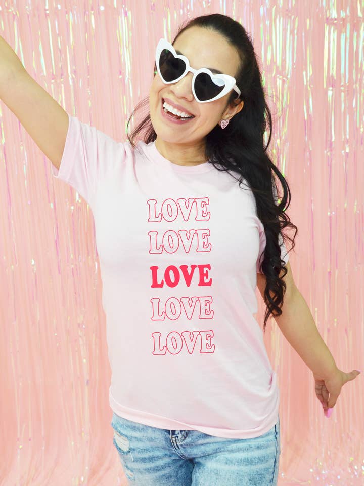 T-shirt Love Love Love | Collection Be My Valentine pour la vente par KOKO + FOX WHOLESALE