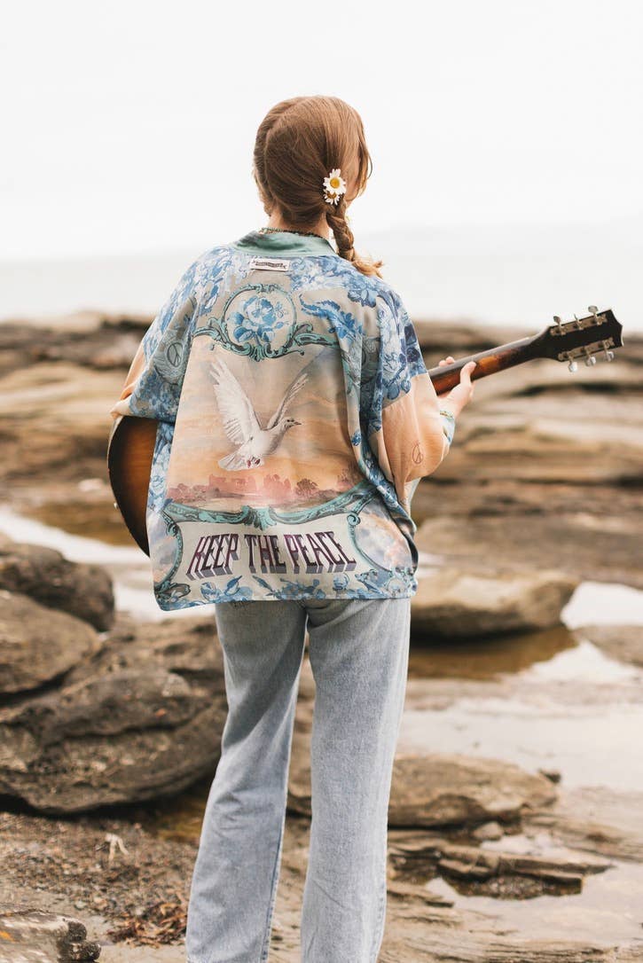 Market of Stars (Worldwide) - Vente Kimono – femme - Kimono court Peace Out Pixie Duster avec colombes et lever de soleil9