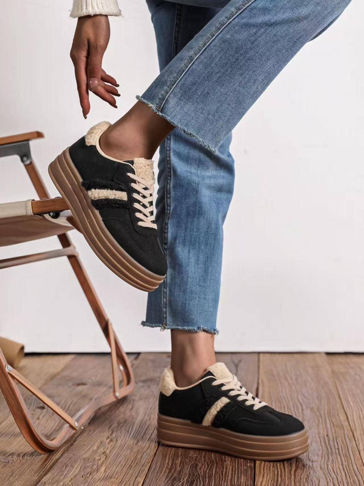 SWEET MAGIC MODA Y COMPLEMENTOS - Wholesale Lifestyle Sneakers - Women's - CASUAL SNEAKERS WITH WIDE SOLE IN FAUX LEATHER1