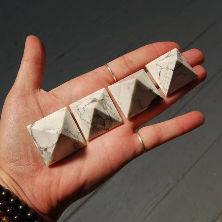 Caspar Curiosities – wholesale Andlig sten/kristall – Howlite kristallpyramid, 25mm till 30mm2