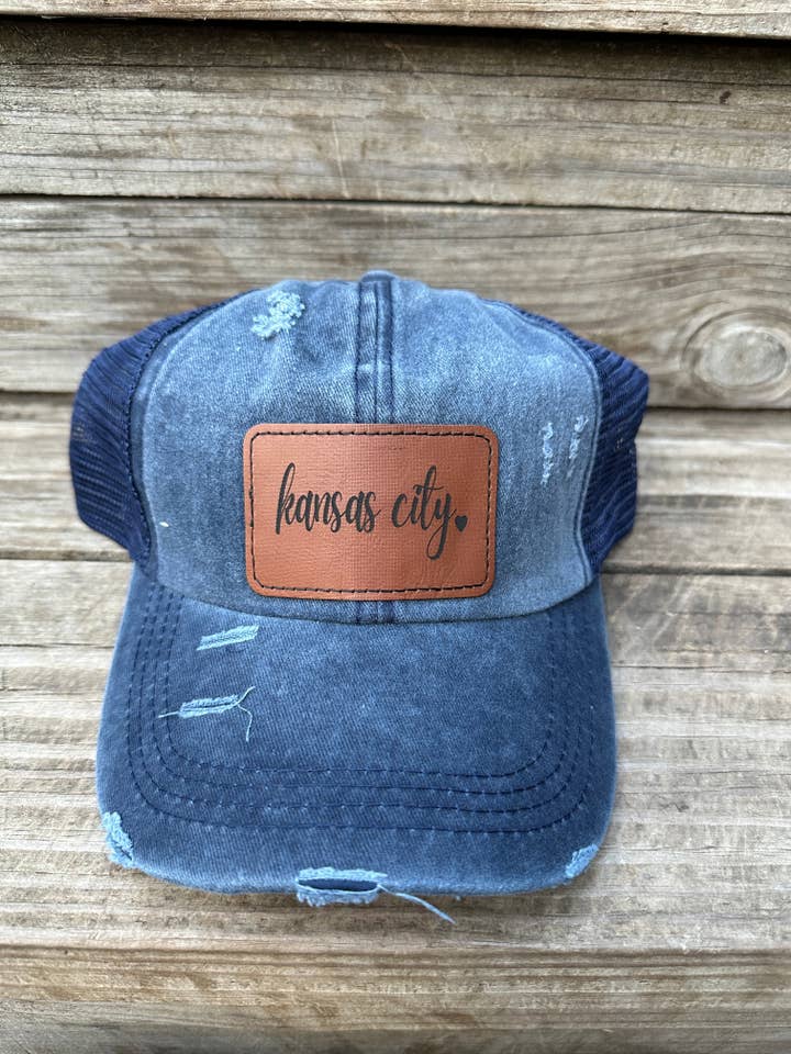 Chapeau croisé pour femme avec cœur Kansas City en cursive pour la vente par Designed To Flaunt
