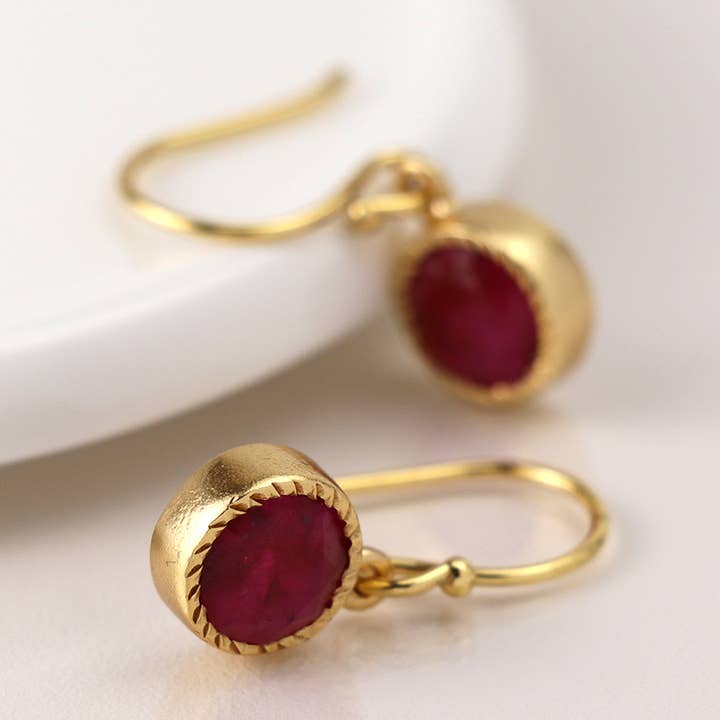 Boucles d'oreilles pendantes en rubis plaqué or de luxe pour la vente par Peace Of Mind