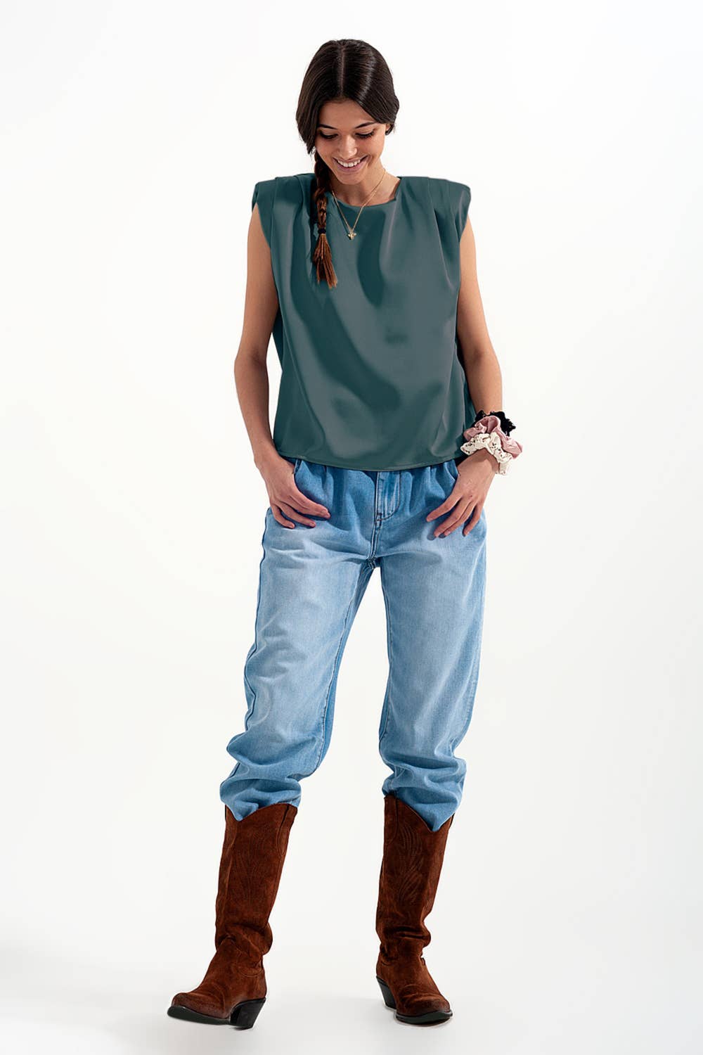 verde Top sem mangas com almofada de cetim franzido em verde para venda a revendedores na Faire2