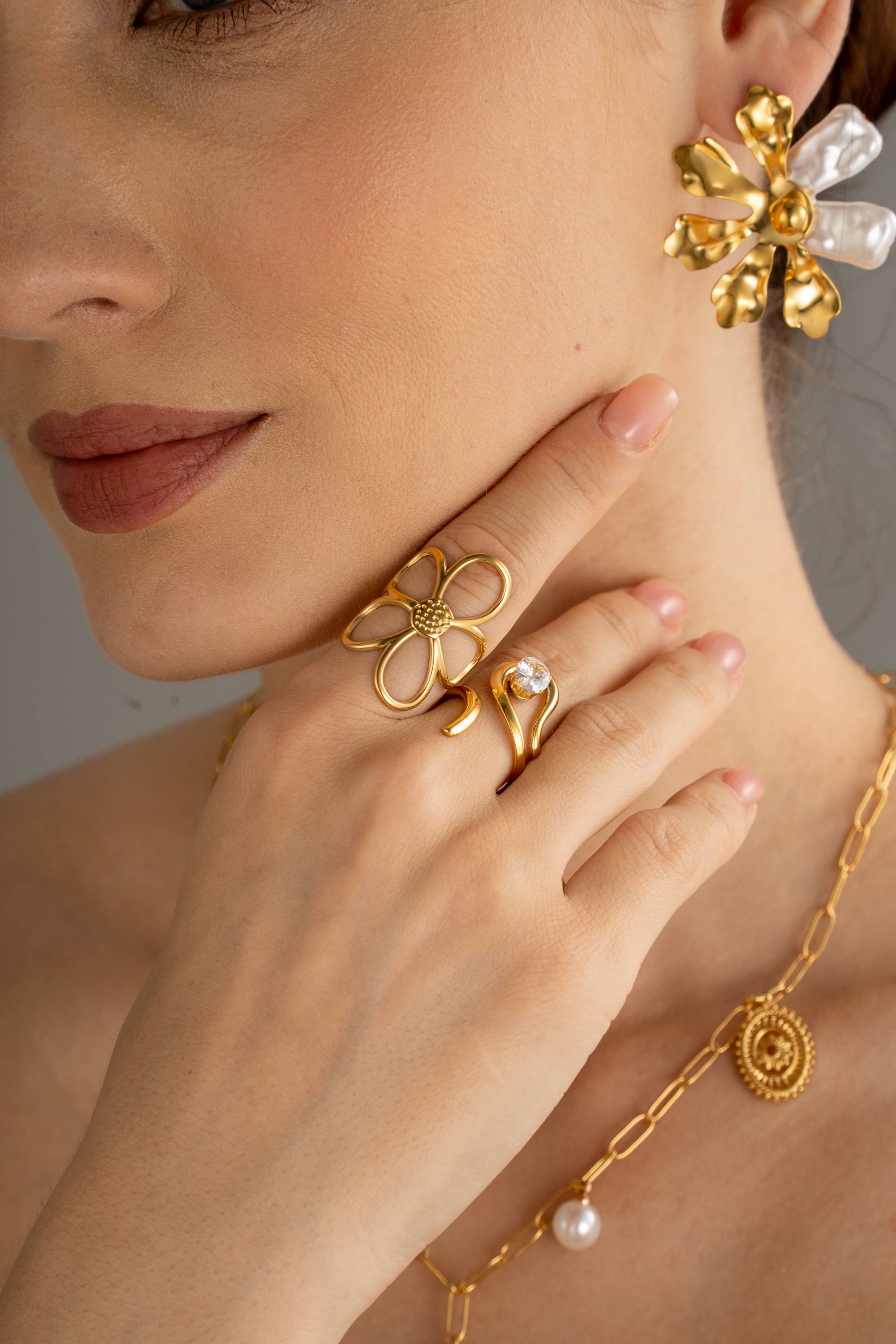 COSMOS – Großhandel Cocktail-/Statement-Ring – Edelstahl-Ring mit durchbrochenem Blumenmuster, luftiges Design, verstellbar1